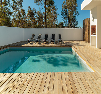 terrasse en bois avec piscine près de Calais